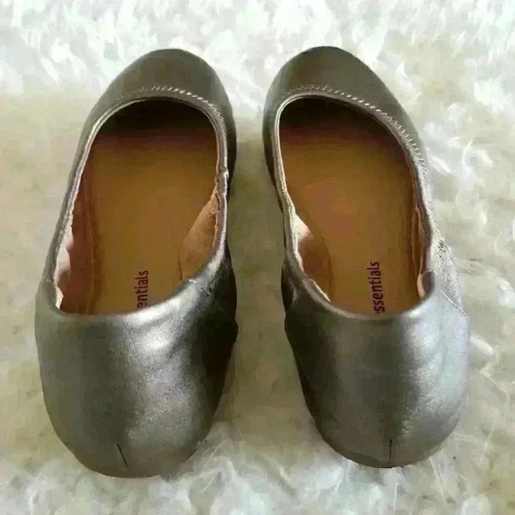 Essentials Women's Flat - Picture 3 of 7